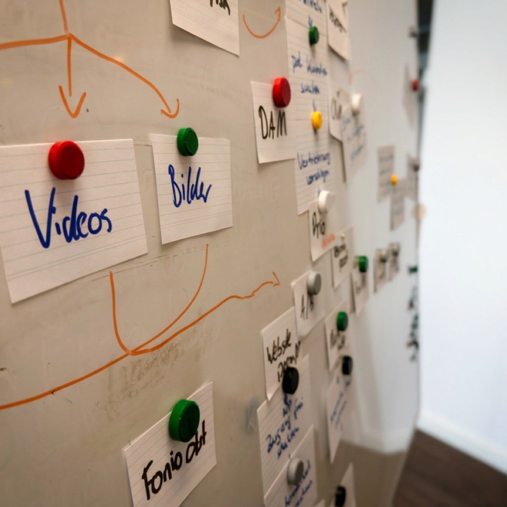 Planungswand im Arkant-Büro mit handgeschriebenen Projektkarten