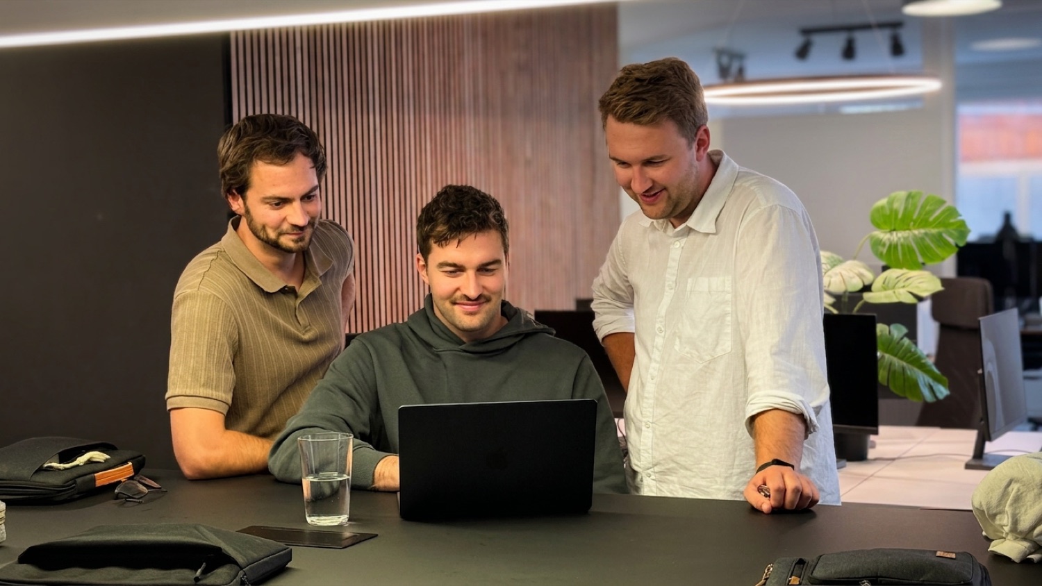 Florian, Tobi und Sascha arbeiten gemeinsam am Laptop