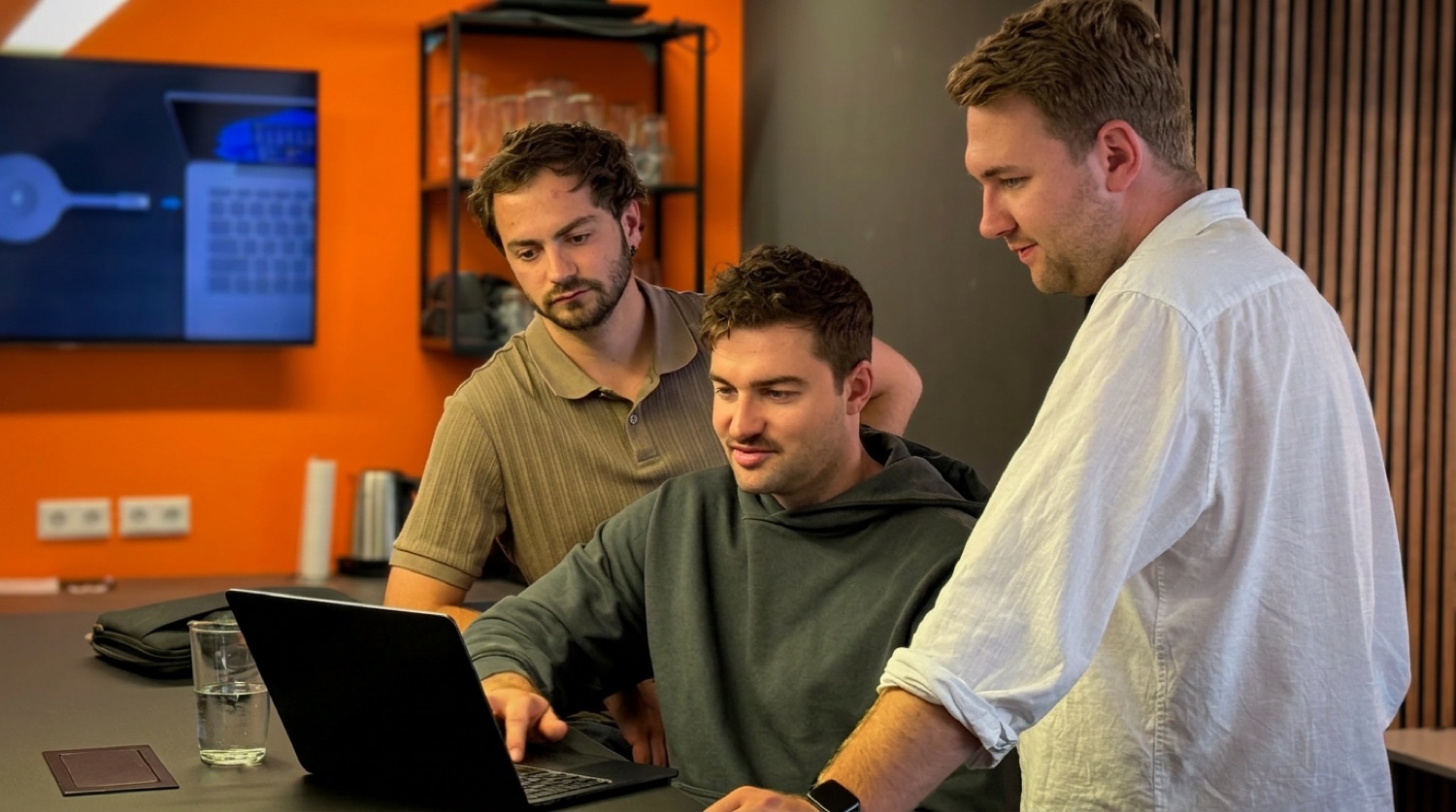 Das Arkant-Team schaut sich gemeinsam ein Projekt am Laptop an